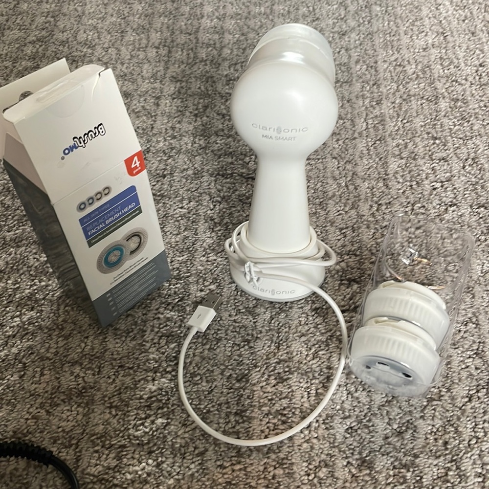 Clarisonic with 2 new brush heads. Charger and brush head covers.